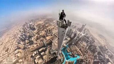 شاهد.. ويل سميث يتسلق برج خليفة في دبي خلال 51 دقيقة