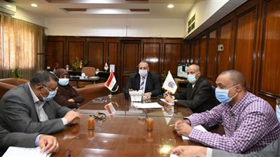 سكرتير عام قنا يترأس اجتماعًا للجنة البت في طلبات التقنين على أراضي الدولة