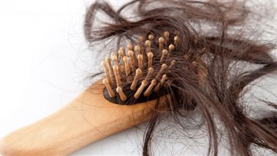 خبيرة تكشف طرق فعالة لوقف تساقط الشعر.. تعرفي عليها