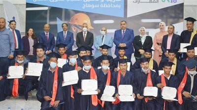 محافظ سوهاج يسلم ماكينات خياطة وشنط عدة سباكة وكهرباء