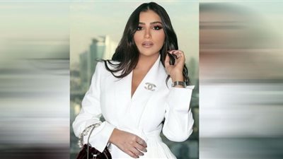 بكتف واحد.. مي عمر تخطف الأنظار بالبرتقالي الفاقع