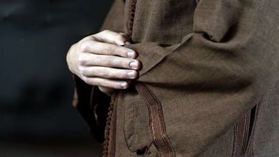 هل توضع اليدان في الصلاة على البطن أم الصدر؟