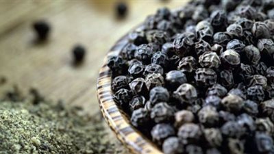 العلماء يثبتون قدرة البيبيرين في الفلفل الأسود على كبح فيروس كورونا