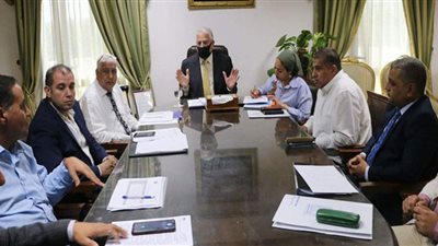 محافظ جنوب سيناء يناقش الموقف المالي للمشروعات الجارية في اجتماعه مع المجموعة الاقتصادية