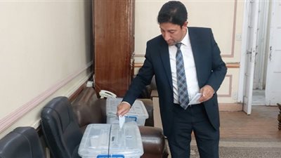 نقيب الأطباء البيطريين يدلى بصوته فى انتخابات التجديد النصفى لمجلس النقابة العامة ونقابة قنا