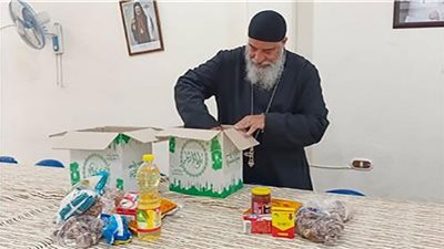 «أعيادنا واحدة».. راعي كنيسة يوزع كراتين رمضان على الأهالي بالغردقة (صور)