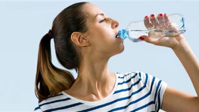 أبرزها الإفراط في تناول الطعام.. 5 نتائج لعدم شرب كمية كافية من الماء