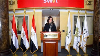 وزيرة الهجرة تهدي نجاح 