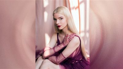 أنيا تايلور تخطف الأنظار بنقشة التايجر على السجادة الحمراء في حفل توزيع جوائز CFDA