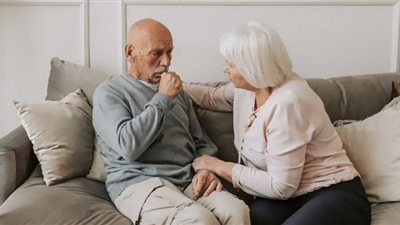 6 أعراض خطيرة يمكن أن يسببها السعال