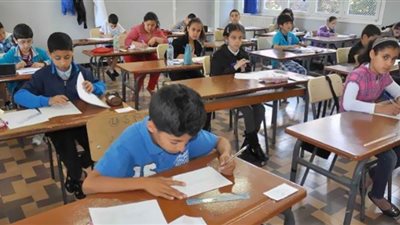 أستاذة علوم تربوية منتقدة منهج رابعة ابتدائي: كتاب الرياضيات 325 صفحة (فيديو)