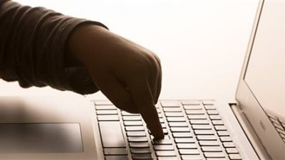 حجز شاب أدار منظونة لتوزيع الإنترنت بدون ترخيص