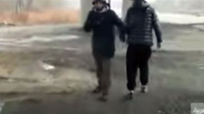 (فيديو) سقوط صاروخ قرب مراسل العربية أثناء تواجده في ضواحي كييف