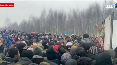 (فيديو) معاناة المهاجرين وسط البرد القارس على حدود بيلاروسيا و بولندا للحصول على وجبة طعام