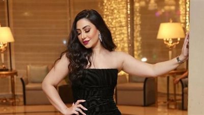 بوسي تلفت الانتباه بمكياج صاخب وتسريحة شعر جديدة (صور)