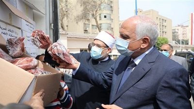 وزير الأوقاف ومحافظ الجيزة يشهدان توزيع ٤ طن لحوم صكوك إطعام