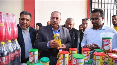 سكرتير عام قنا يجرى جولة علي الأسواق ومعارض