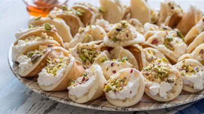 حلويات رمضان .. طريقة عمل قطايف بالكريمة والمكسرات