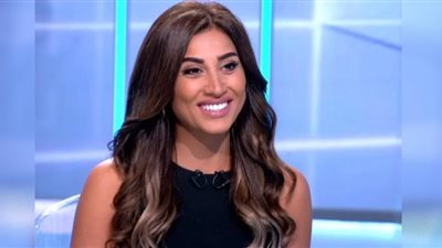 دينا الشربيني تقفز من طائرة في الحلقة الأولى من نجوم السماء