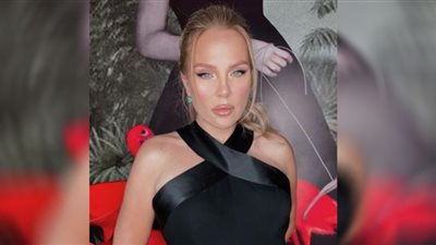 بفستان ذهبي فضفاض.. شيرين رضا تهنئ جمهورها بقدوم شهر رمضان المبارك