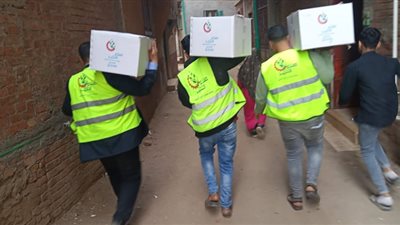 صناع الخير وبنك القاهرة يوزعان كراتين رمضان على غير القادرين بالشرقية والمنوفية (بالصور)