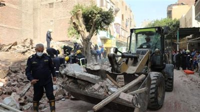 انتشال جثة صاحبة عقار روض الفرج المنهار وابنتها من تحت الأنقاض