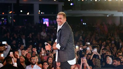 عمرو دياب من أحدث حفلاته الغنائية (صور)