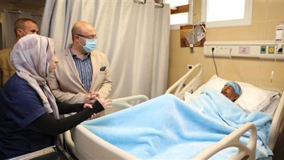 محافظ بني سويف يطمئن على الحالة الصحية لسائق لودر أُصيب أثناء عمله بمركز ومدينة سمسطا