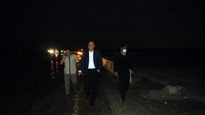 محافظ قنا ومدير الأمن يتابعان أعمال شفط مياه السيول بطريق قنا - الأقصر الصحراوى