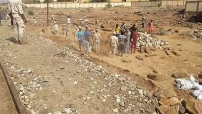 10صور.. توصف لحظة تجريف الجثث من مقابر اسوان (تفاصيل)