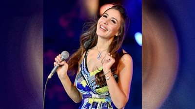 جنات تشعل مسرح دار الأوبرا المصرية بالأسود البليسيلة (صور)