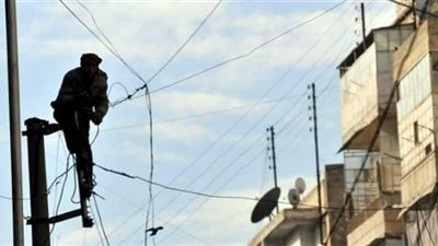صعقه التيار .. مصرع عاطل أثناء سرقته أسلاك الكهرباء بالبلينا