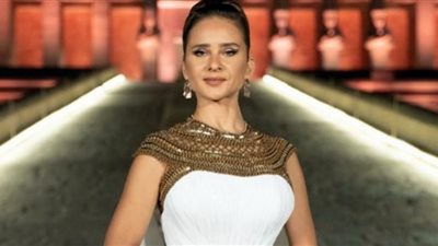 نيللي كريم تحيي موضة السيتينات وتتألق بزهور الربيع