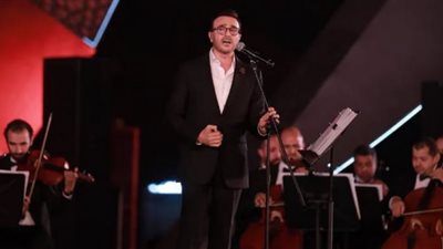 صابرالرباعي يغني بالفرنسية في مهرجان الموسيقى العربية