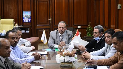 اجتماع لبحث إزالة التعديات على أملاك القطاع العام بقنا