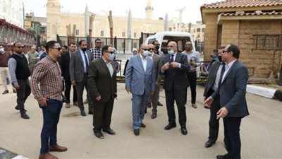 محافظ القاهرة يتفقد أعمال تطوير المنطقة المحيطة بمسجد الحسين