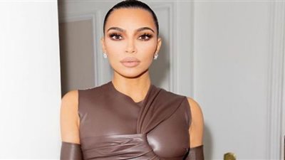 كيم كارداشيان تتنازل عن الإطلالات الغريبة وتبهر المتابعين بفستان جريء (صور)