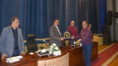 محافظ البحيرة يكرم 5 موظفين لجهودهم في التصدي للتعديات على الأراضي