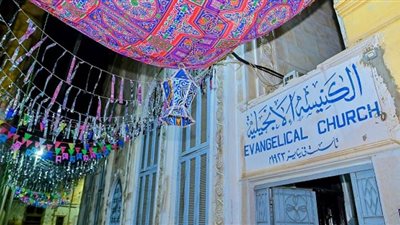 الكنيسة الإنجيلية في قنا تتزين بالفوانيس.. شاهد احتفال الأقباط بشهر رمضان الكريم