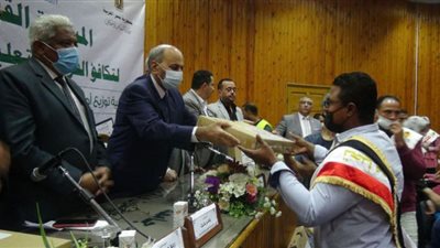 توزيع 35 جهاز لاب توب لطلاب جامعة المنيا من ذوي الإعاقة البصرية