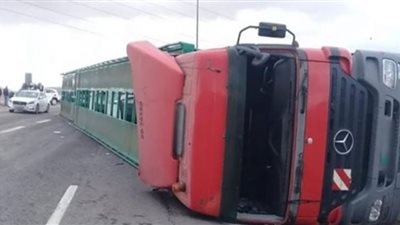 إصابة 3 أشخاص في انقلاب تريلا