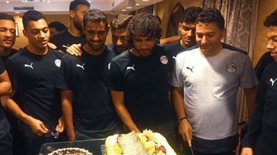 لاعبو منتخب مصر يحتفلون بعيد ميلاد أحد أعضاء الجهاز الفنى