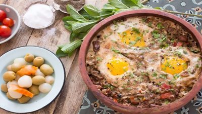 لوجبة متكاملة.. طريقة تحضير طاجن فول بالبيض والبسطرمة