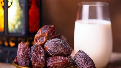 فيديو.. تحذير من تناول البلح باللبن في وجبة الإفطار: يصيب بعفونة وعسر الهضم