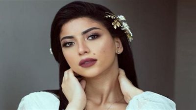 على خطى مدوني الموضة.. كارولين عزمي تتألق بملابس عصرية