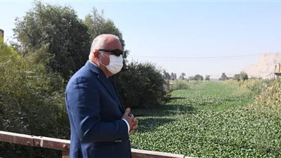 تطهير ترعة الغلاسى بدشنا خلال ٤٨ ساعة