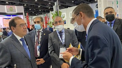 وزير البترول يتفقد الجناح المصري بمعرض أديبك في أبوظبي