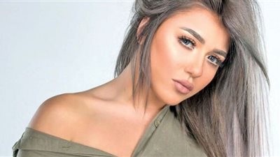 سارة سلامة تواكب صيحات الموضة بالـ كروب توب الأسود (صور)