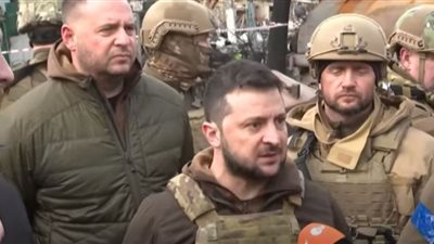 شاهد.. الرئيس الأوكراني يزور مدينة بوتشا بعد انسحاب الجيش الروسي