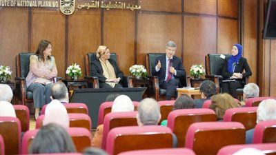 ساكس: مصر لديها فرصة لتحقيق التقدم بالتركيز على اقتصاد المعرفة والطاقة المتجددة والتعليم الفني